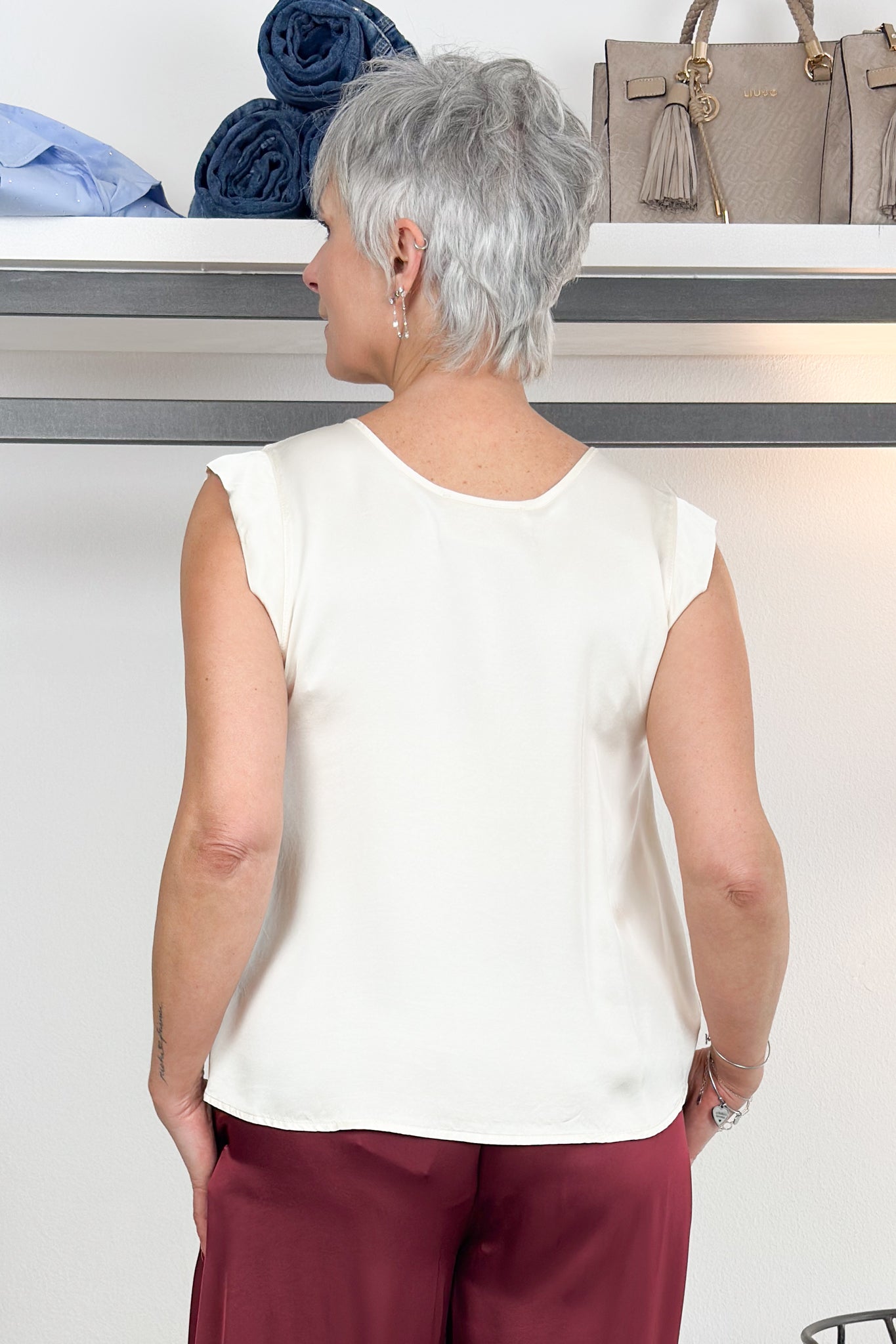 Top con scollo a V in raso KAOS