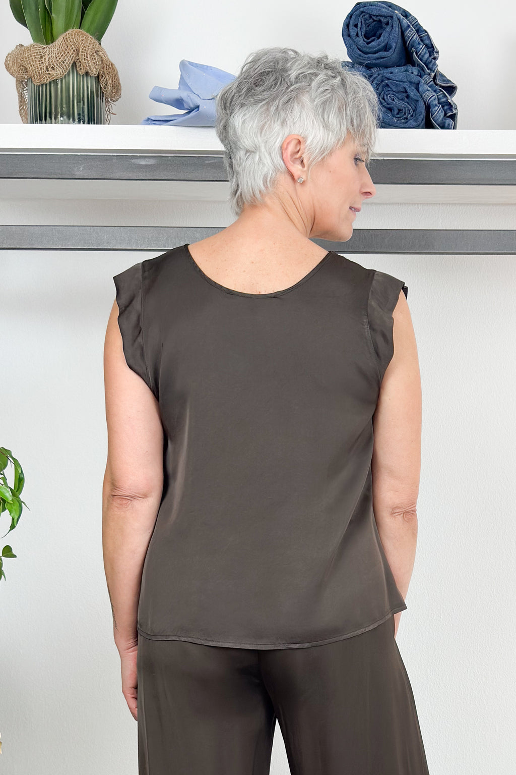 Top con scollo a V in raso KAOS