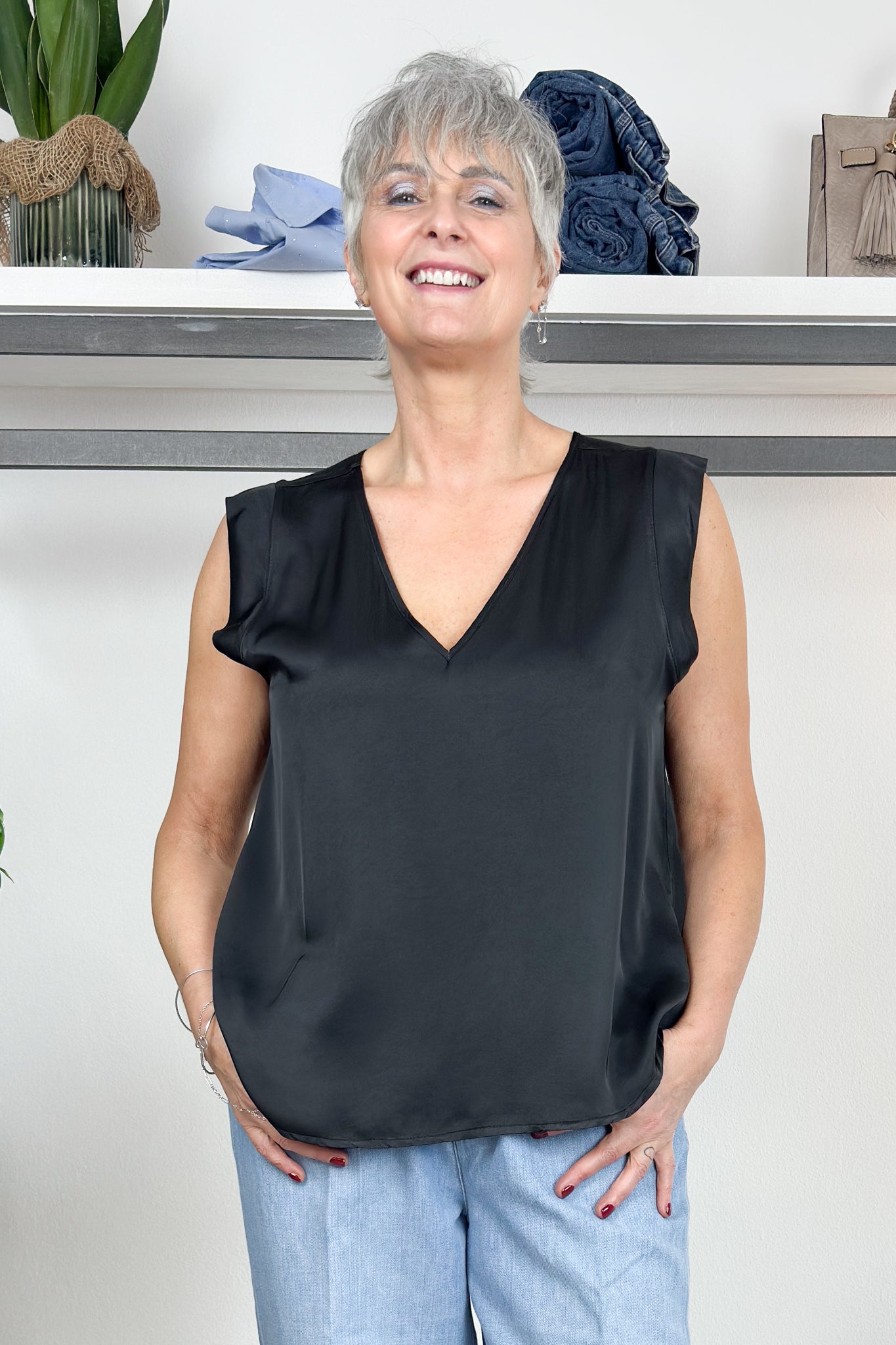 Top con scollo a V in raso KAOS