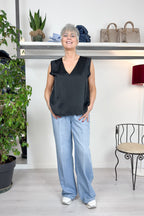 Top con scollo a V in raso KAOS
