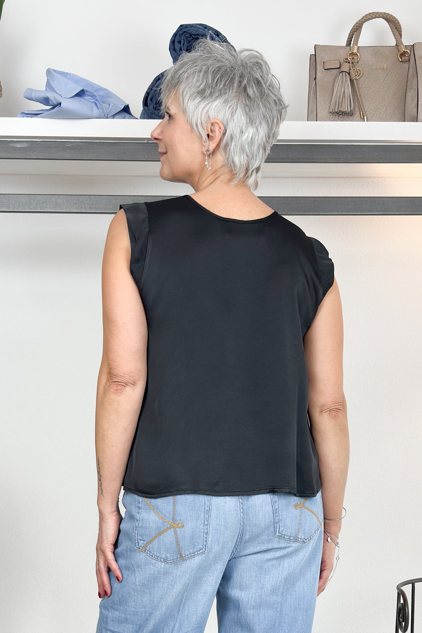 Top con scollo a V in raso KAOS