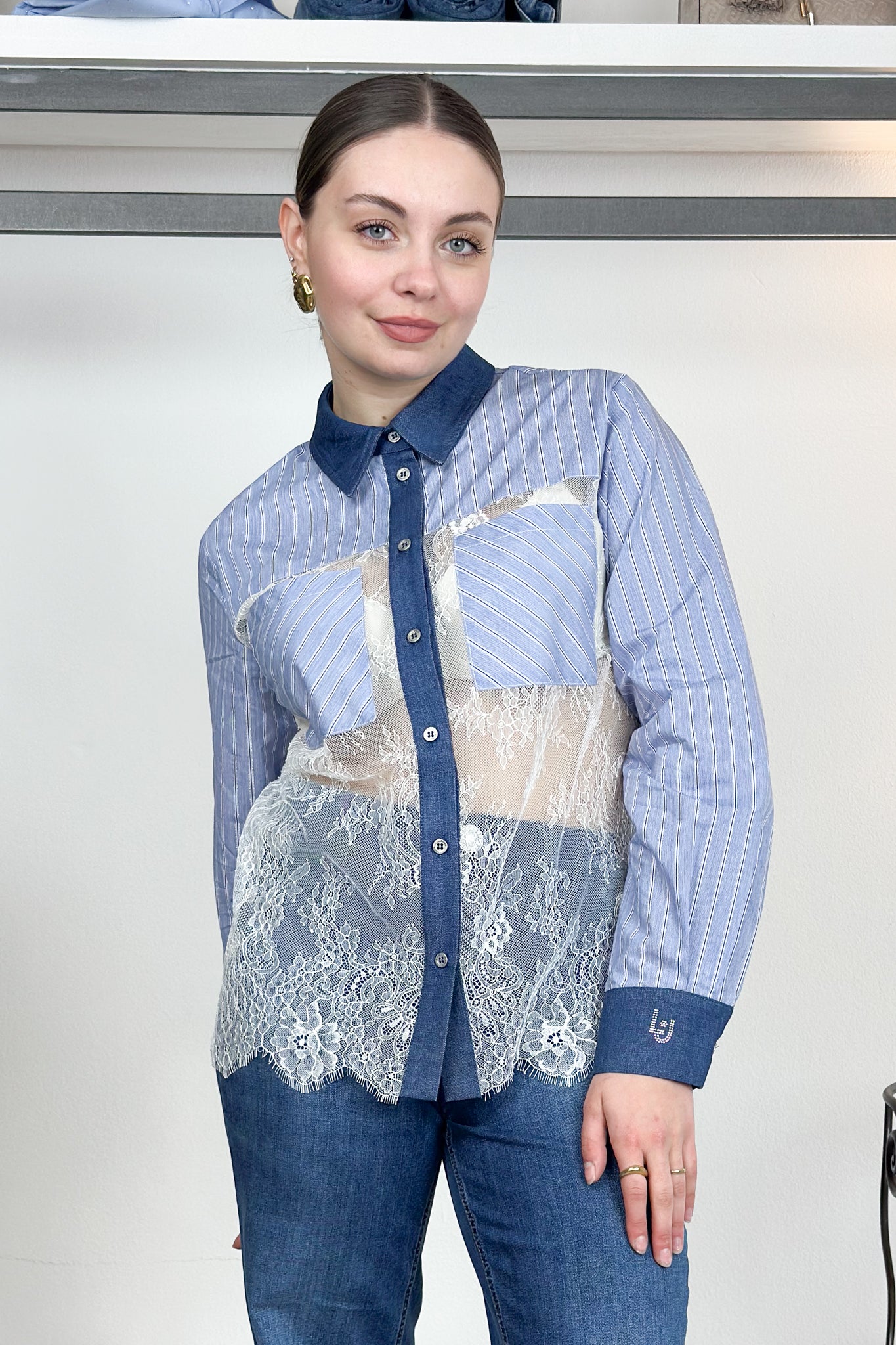 Camicia a righe con pizzo e inserti di jeans