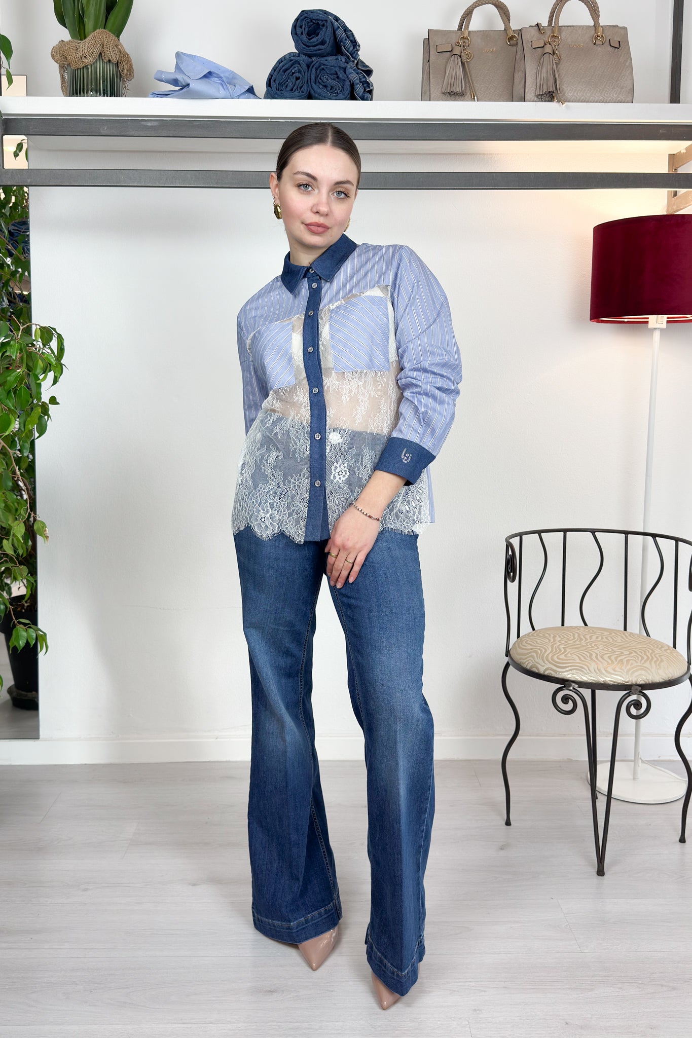 Camicia a righe con pizzo e inserti di jeans