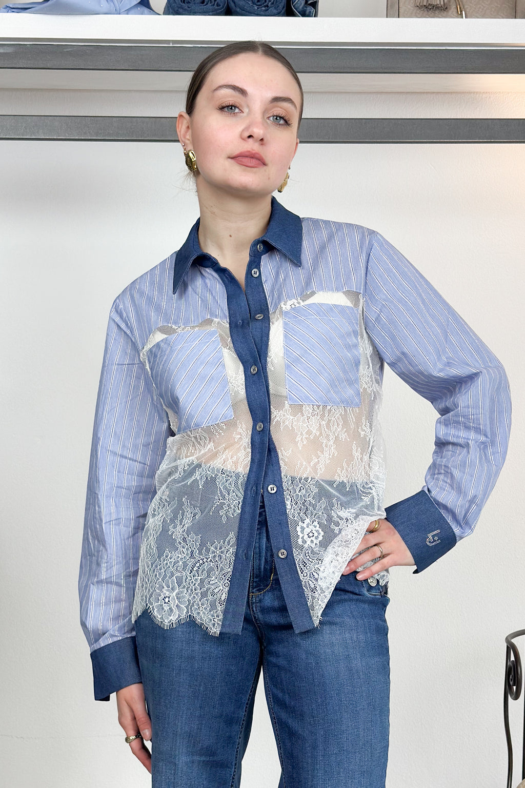 Camicia a righe con pizzo e inserti di jeans