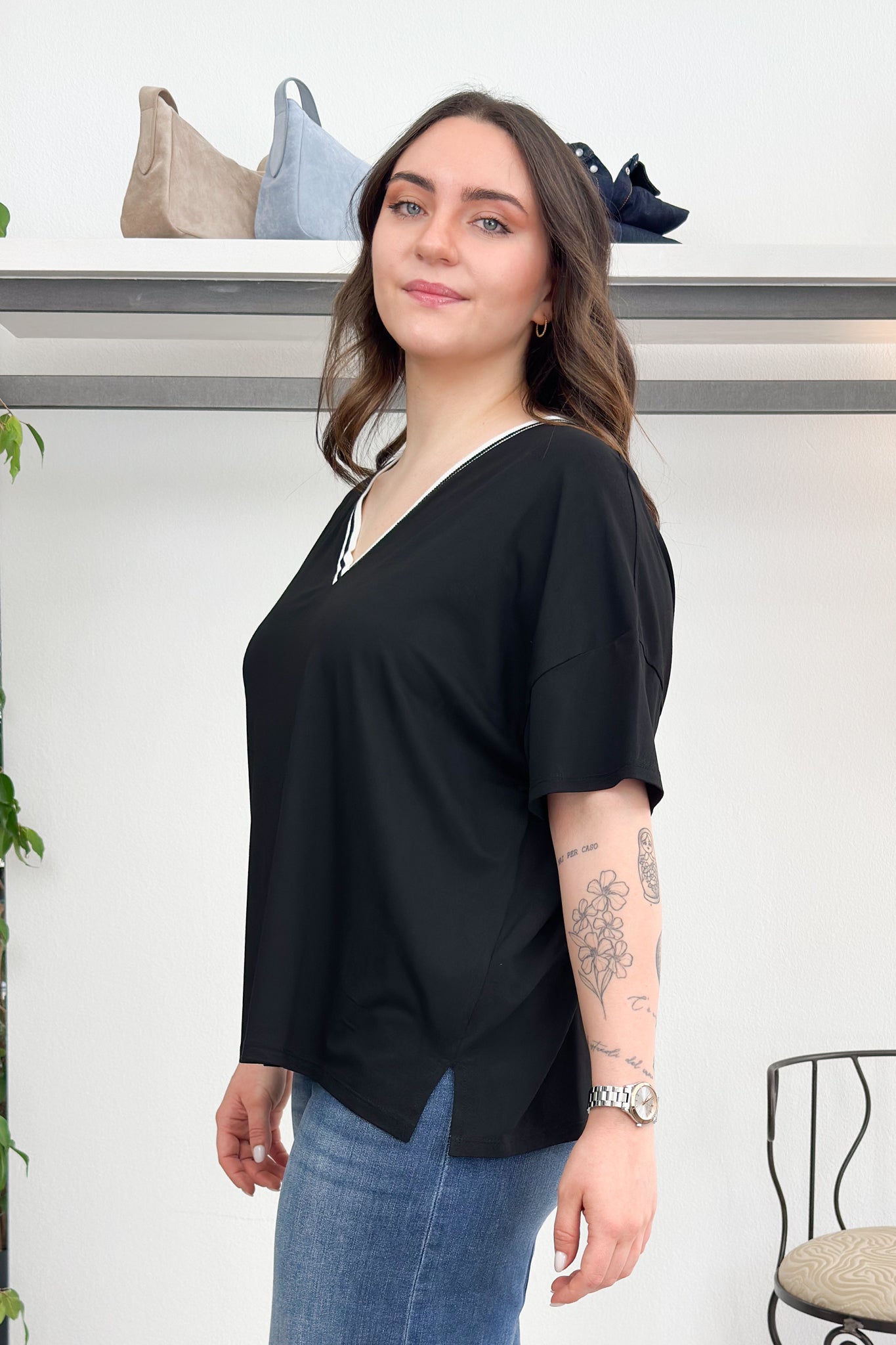 Tshirt over scollo a V KAOS