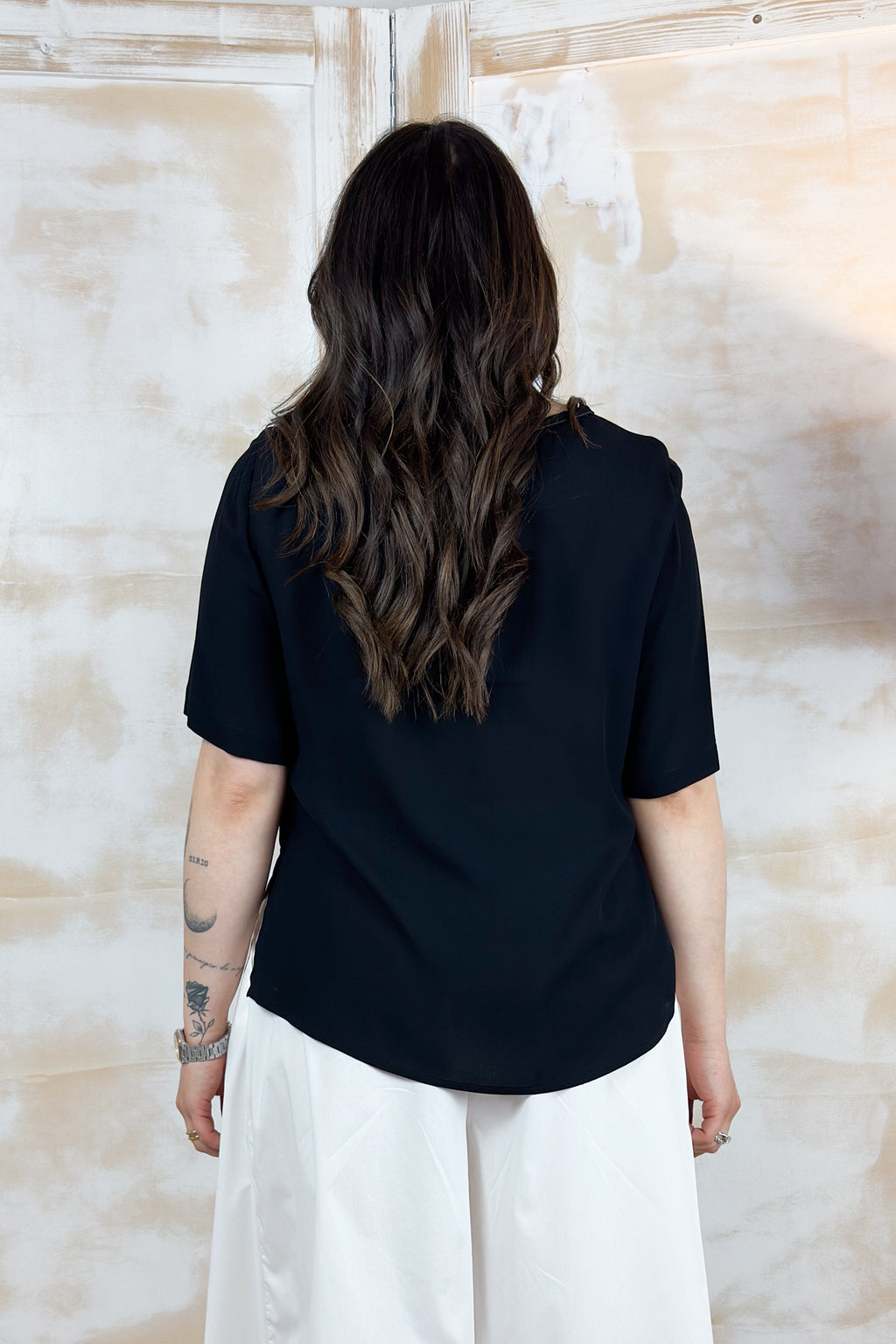 T-shirt in crepe scollo rotondo KAOS - NERO