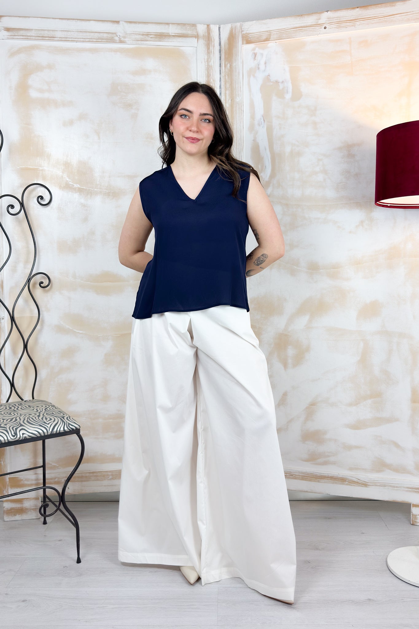 Top scollo a "V" in crepe KAOS - BLU
