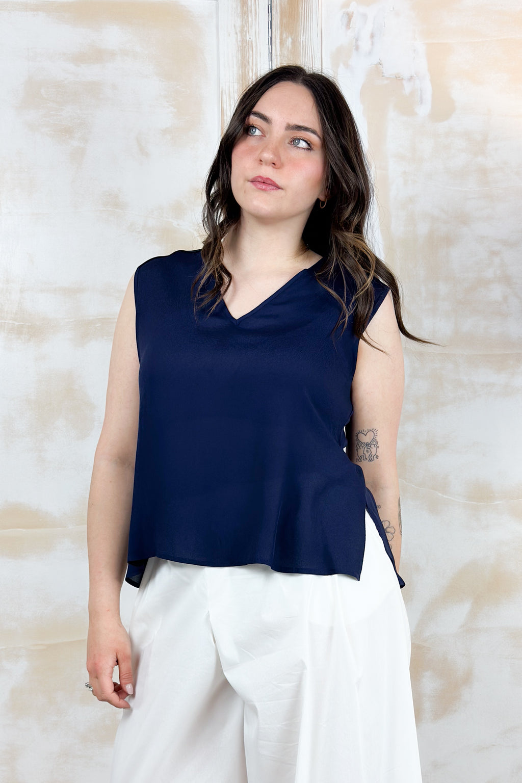 Top scollo a "V" in crepe KAOS - BLU