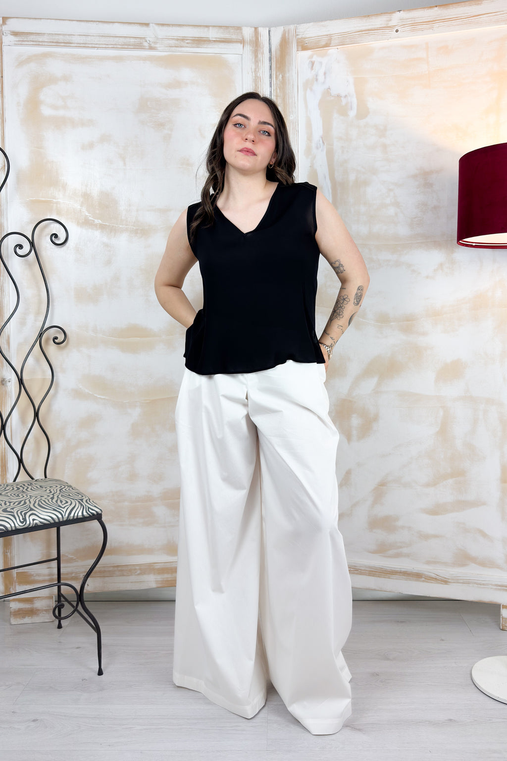 Top scollo a "V" in crepe KAOS - NERO
