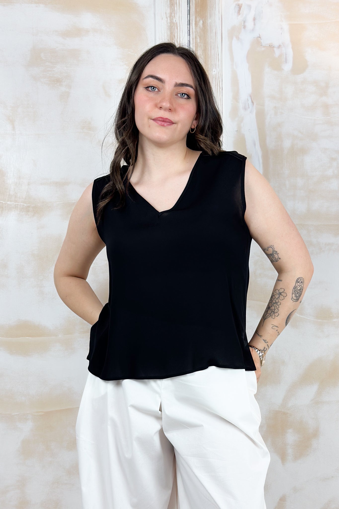 Top scollo a "V" in crepe KAOS - NERO