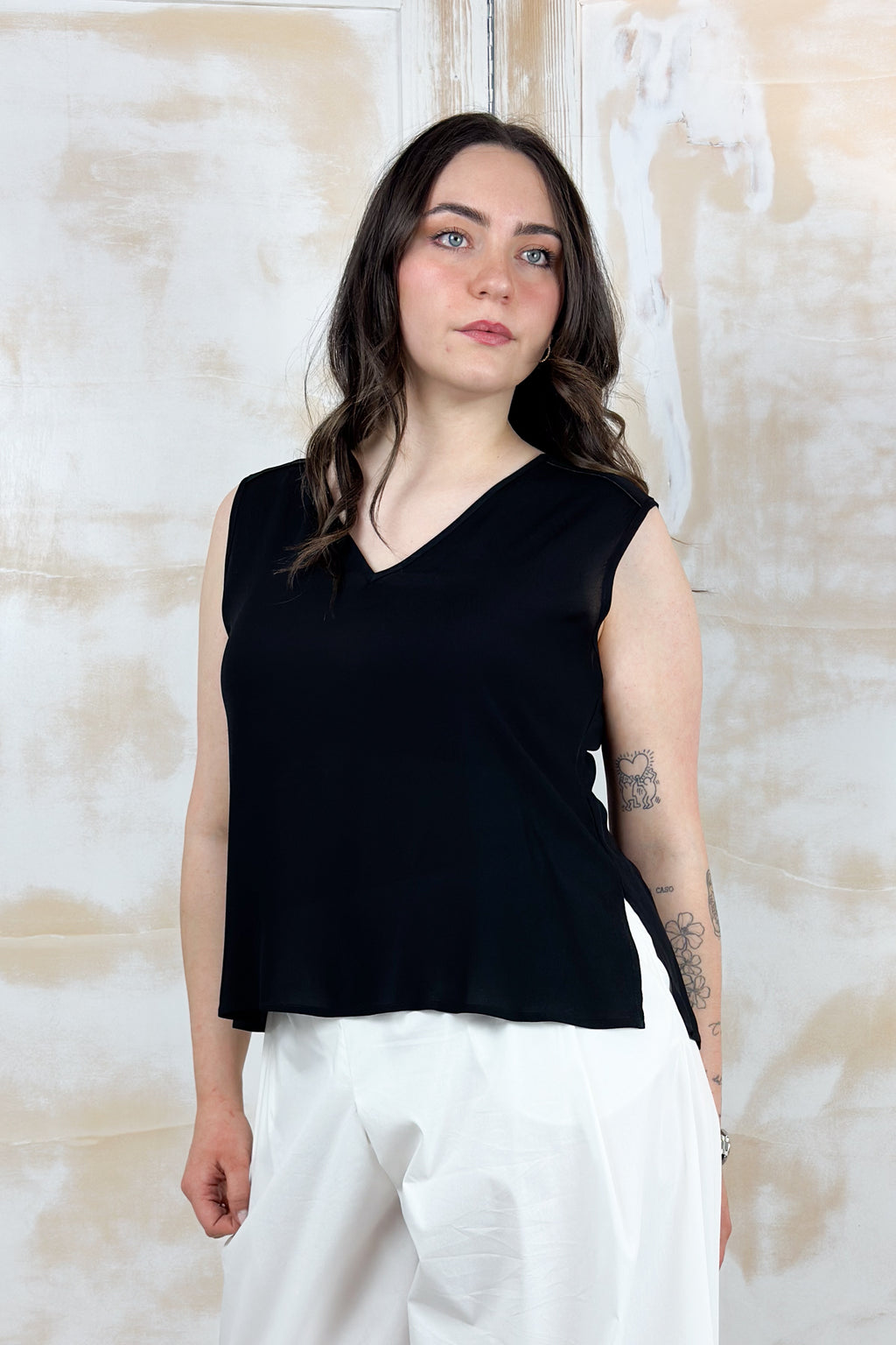 Top scollo a "V" in crepe KAOS - NERO