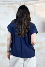 Blusa in crepe senza maniche a polo KAOS - BLU