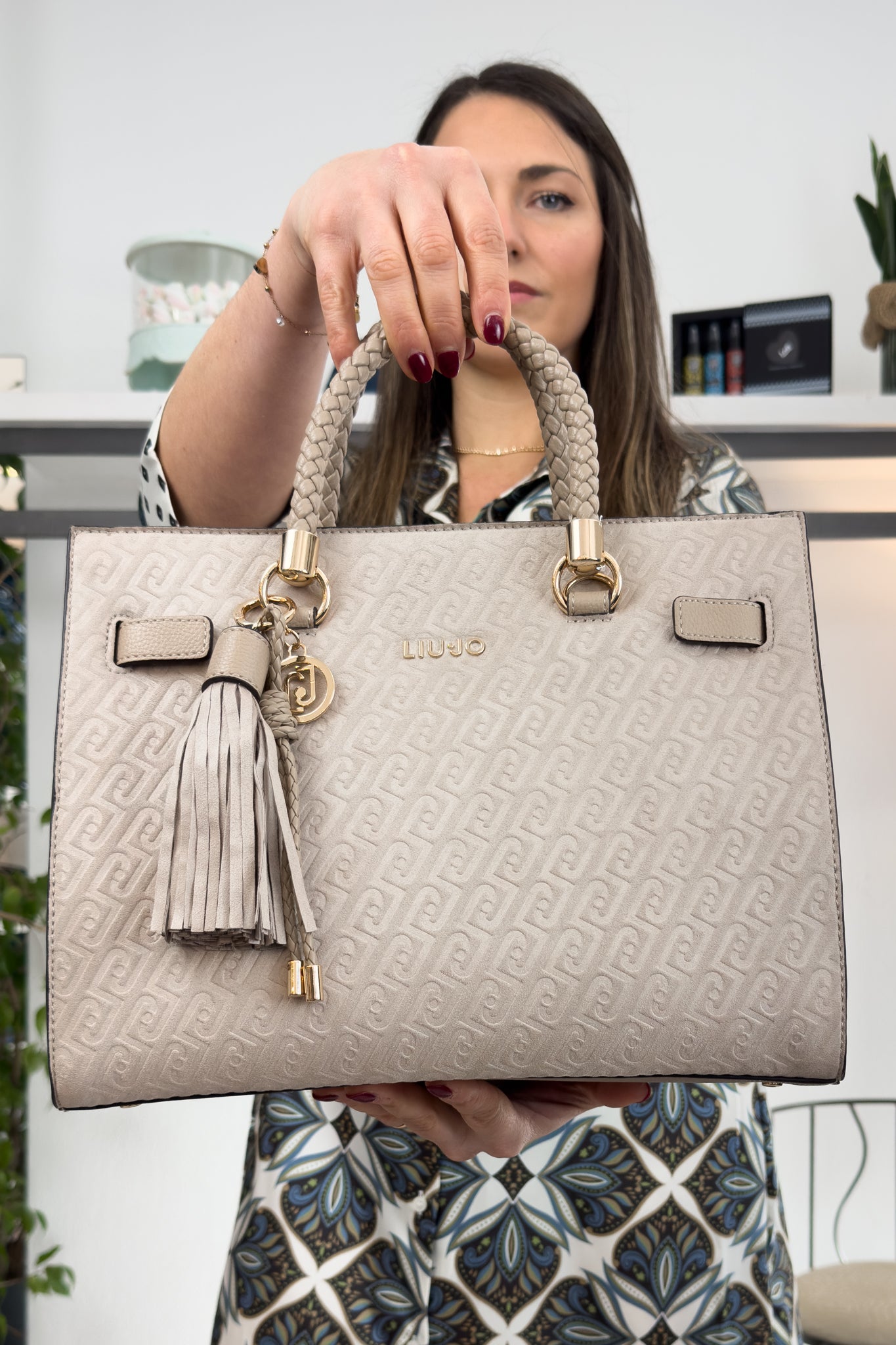 Borsa satchel media con charms logata LIU JO